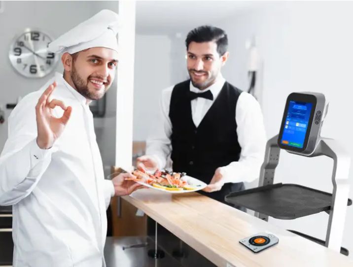 Robot con chef y camarero en hotel